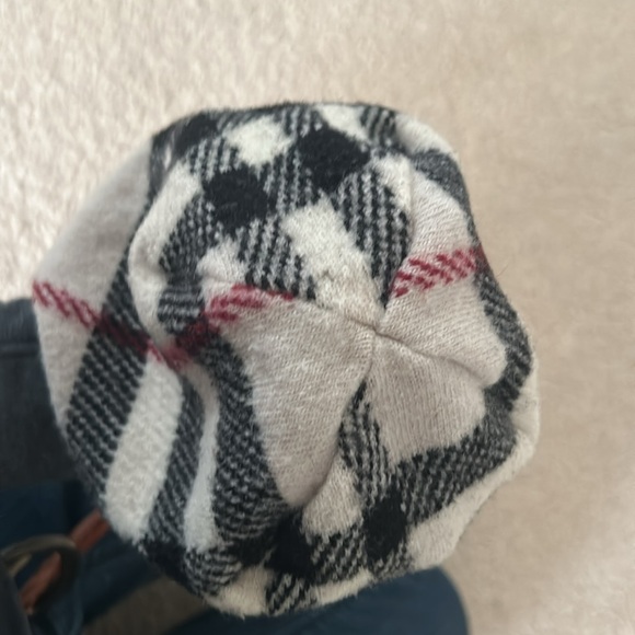 Cute 100% wool Burberry hat. One size. Keeps your head nice and warm! - Picture 4 of 6